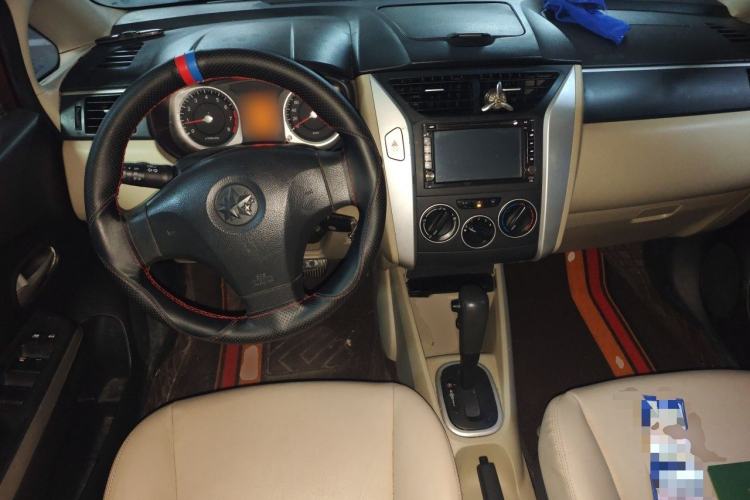 Used Venucia R50 2012 1.6L Automatic Prestige Edition Center Console