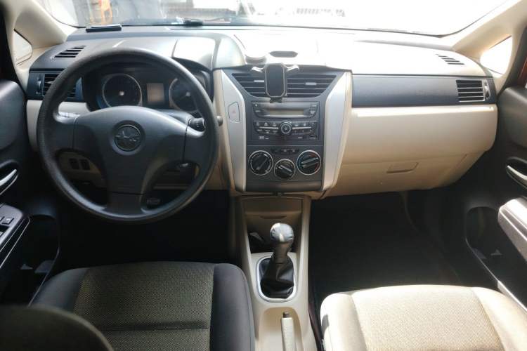 Used Venucia R50 2012 1.6L Manual Comfort Edition Center Console