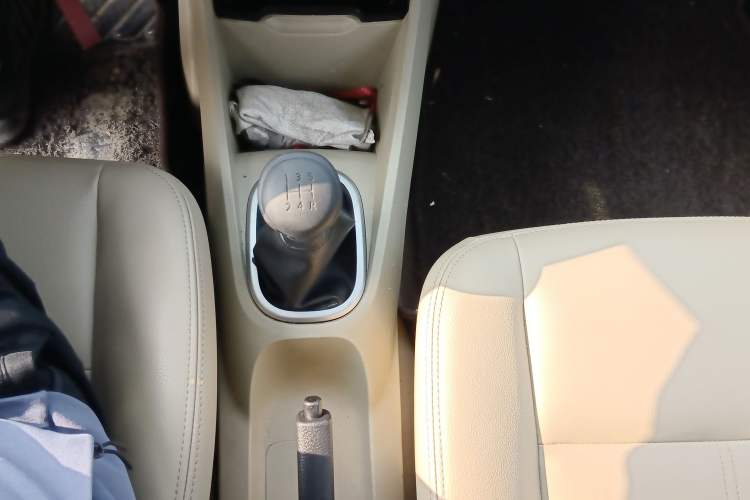 Used Venucia R50 2012 1.6L Manual Luxury Edition Gear Lever