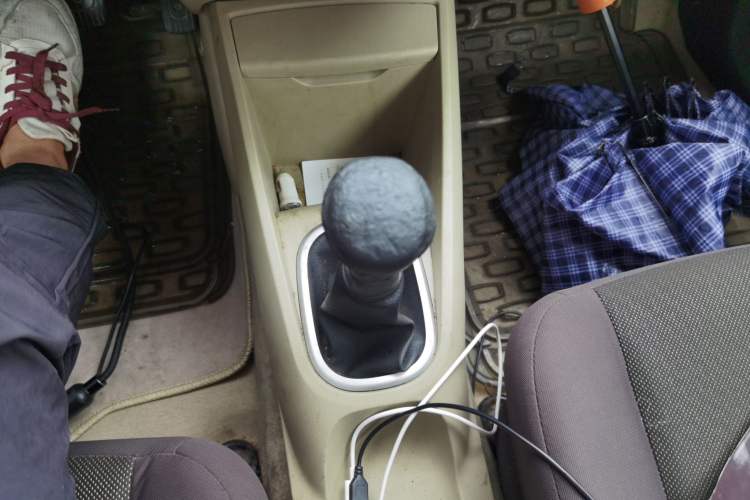 Used Venucia R50 2012 1.6L Manual Comfort Edition Gear Lever