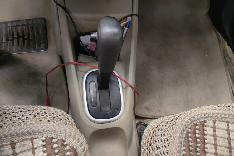Used Venucia R50 2012 1.6L Automatic Comfort Edition Gear Lever