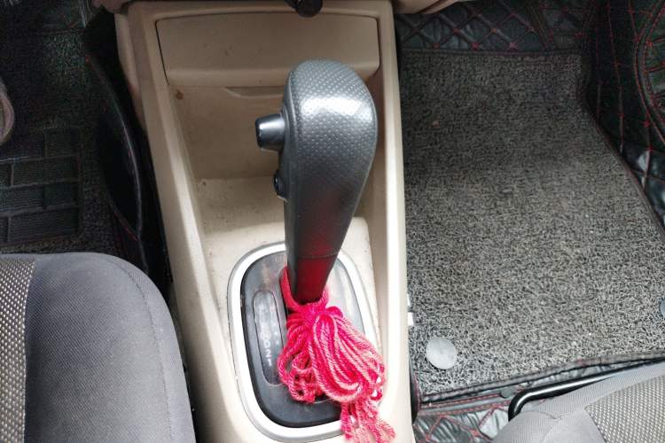 Used Venucia R50 2012 1.6L Automatic Comfort Edition Gear Lever