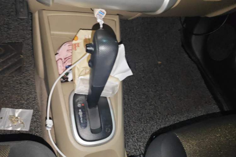Used Venucia R50 2012 1.6L Automatic Comfort Edition Gear Lever