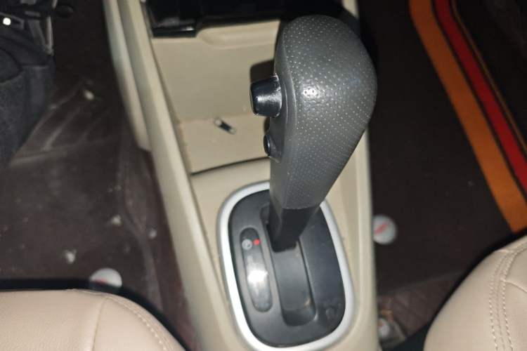 Used Venucia R50 2012 1.6L Automatic Prestige Edition Gear Lever