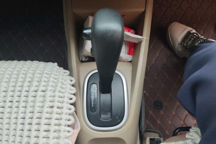 Used Venucia R50 2012 1.6L Automatic Prestige Edition Gear Lever