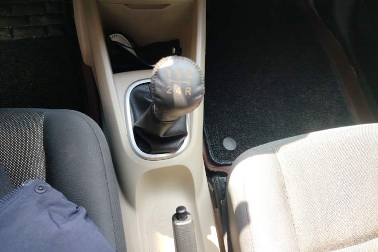Used Venucia R50 2012 1.6L Manual Comfort Edition Gear Lever