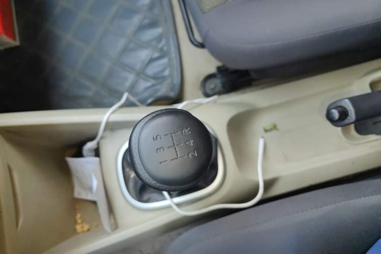 Used Venucia R50 2012 1.6L Manual Comfort Edition Gear Lever