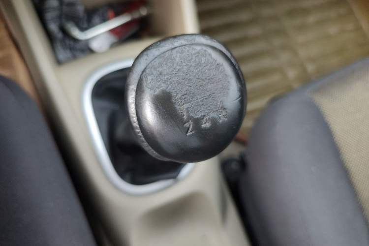 Used Venucia R50 2012 1.6L Manual Comfort Edition Gear Lever