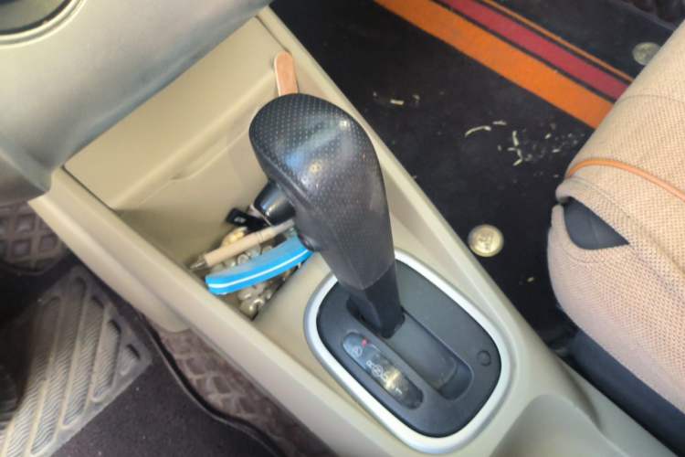 Used Venucia R50 2012 1.6L Automatic Comfort Edition Gear Lever