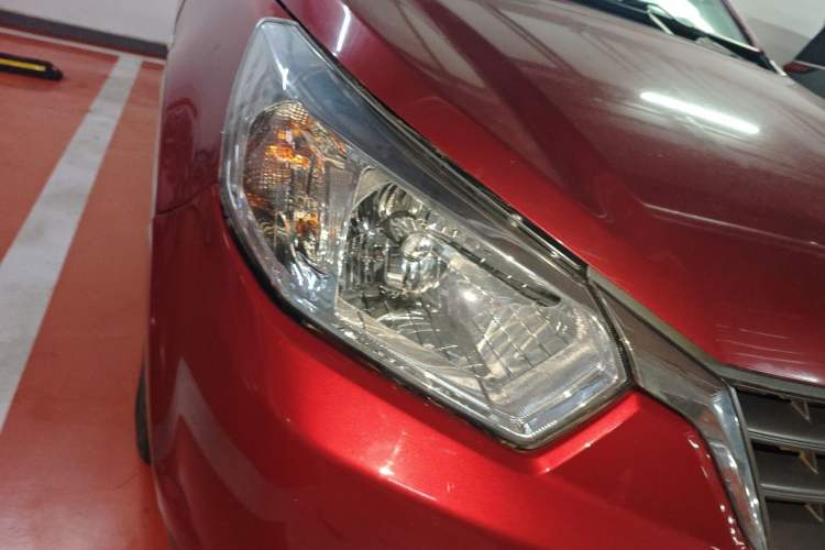 Used Venucia R50 2012 1.6L Automatic Prestige Edition Right Front Headlight