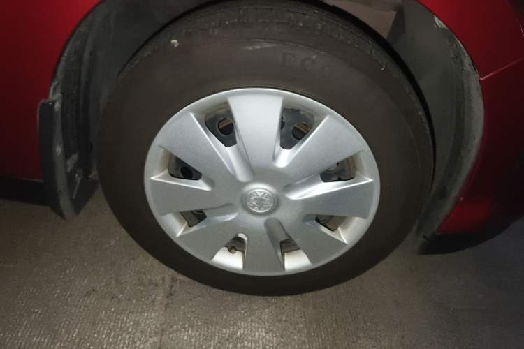 Used Venucia R50 2012 1.6L Manual Comfort Edition Right Front Wheel Hub