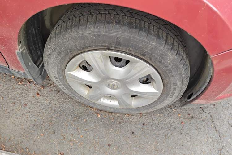 Used Venucia R50 2012 1.6L Automatic Comfort Edition Right Front Wheel Hub