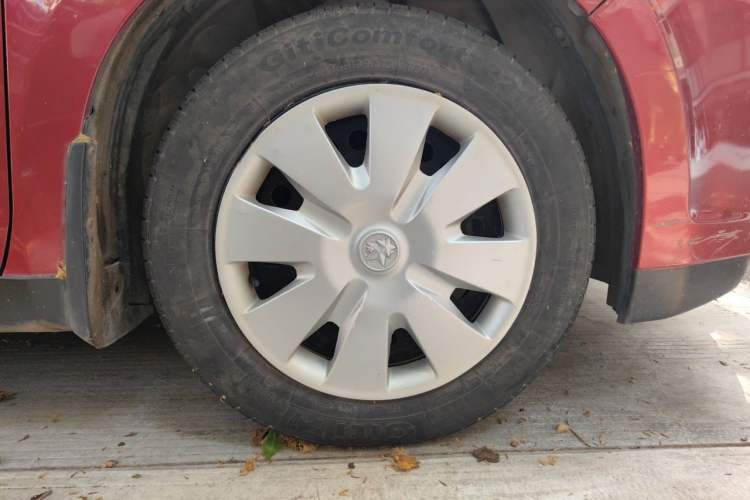Used Venucia R50 2012 1.6L Automatic Comfort Edition Right Front Wheel Hub