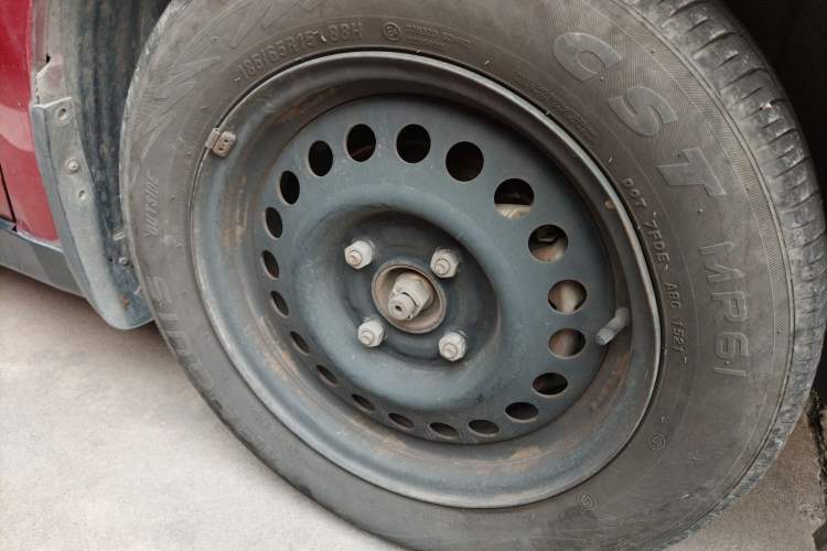 Used Venucia R50 2012 1.6L Automatic Comfort Edition Right Front Wheel Hub