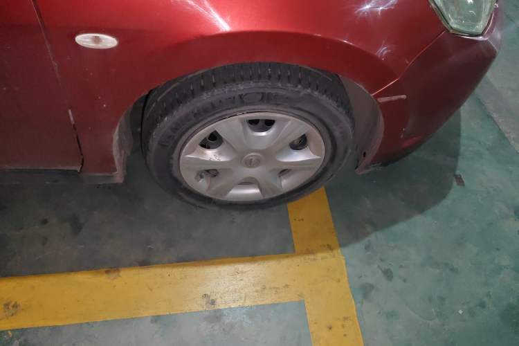 Used Venucia R50 2012 1.6L Automatic Comfort Edition Right Front Wheel Hub