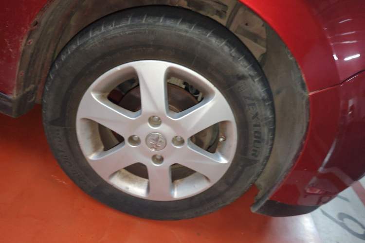 Used Venucia R50 2012 1.6L Automatic Prestige Edition Right Front Wheel Hub