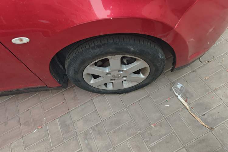 Used Venucia R50 2012 1.6L Automatic Prestige Edition Right Front Wheel Hub