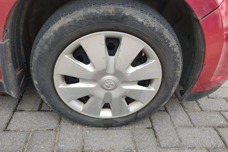 Used Venucia R50 2012 1.6L Manual Comfort Edition Right Front Wheel Hub
