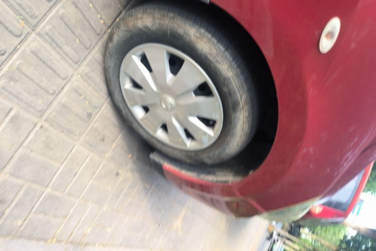 Used Venucia R50 2012 1.6L Automatic Comfort Edition Right Front Wheel Hub