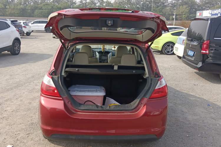 Used Venucia R50 2012 1.6L Manual Luxury Edition Trunk