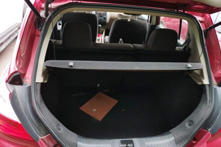 Used Venucia R50 2012 1.6L Automatic Comfort Edition Trunk