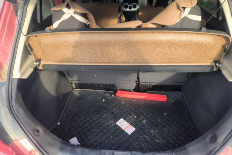 Used Venucia R50 2012 1.6L Automatic Comfort Edition Trunk