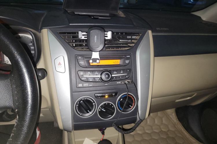 Used Venucia R50 2012 1.6L Automatic Prestige Edition Audio And AC Panel