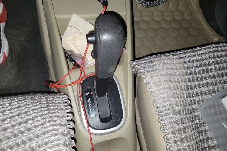 Used Venucia R50 2012 1.6L Automatic Prestige Edition Gear Lever