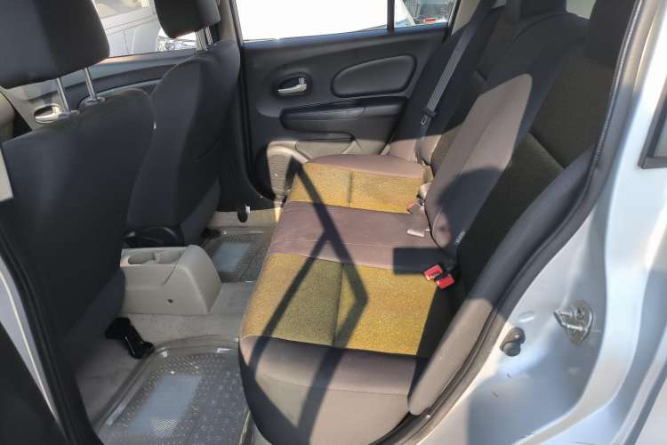 Used Venucia R50 2012 1.6L Manual Comfort Edition Interior 1