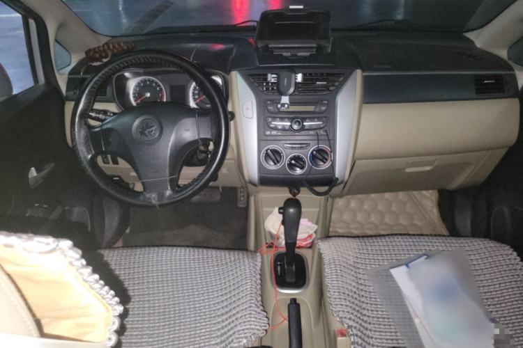 Used Venucia R50 2012 1.6L Automatic Prestige Edition Interior 2