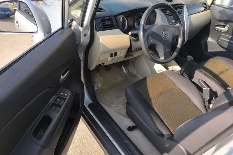 Used Venucia R50 2012 1.6L Manual Comfort Edition Interior 2