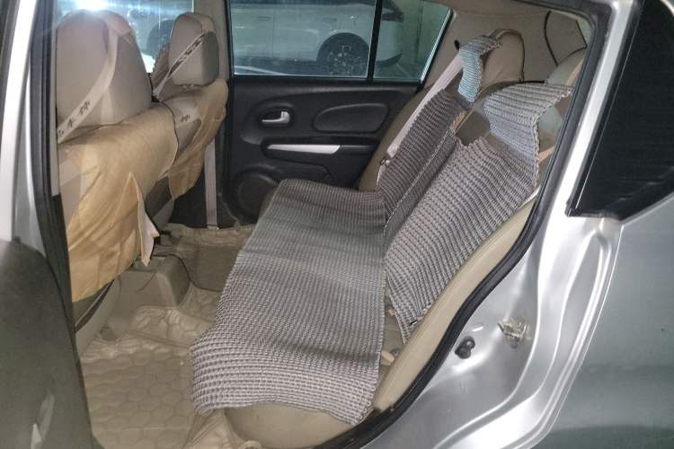 Used Venucia R50 2012 1.6L Automatic Prestige Edition Interior 4
