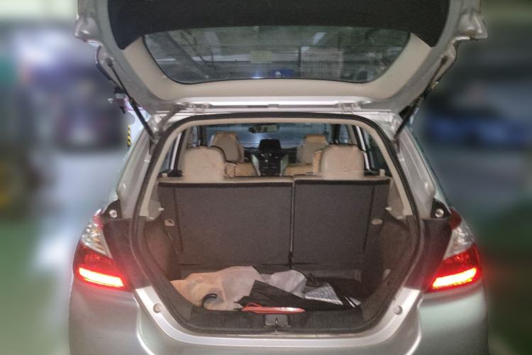 Used Venucia R50 2012 1.6L Automatic Prestige Edition Trunk