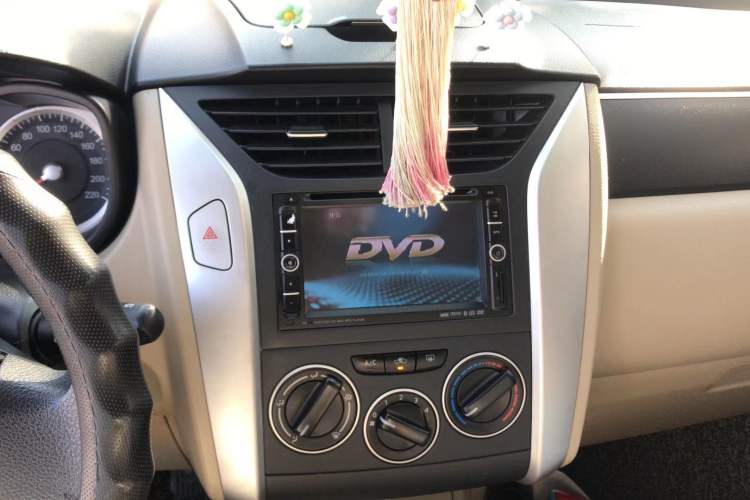 Used Venucia R50 2012 1.6L Automatic Prestige Edition Audio And AC Panel