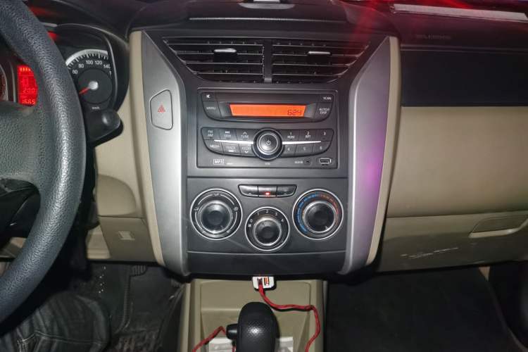 Used Venucia R50 2012 1.6L Automatic Comfort Edition Audio And AC Panel