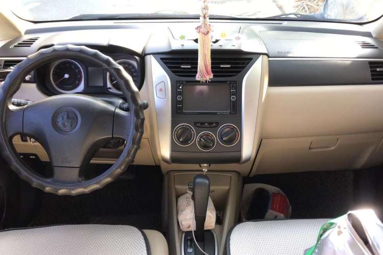 Used Venucia R50 2012 1.6L Automatic Prestige Edition Center Console