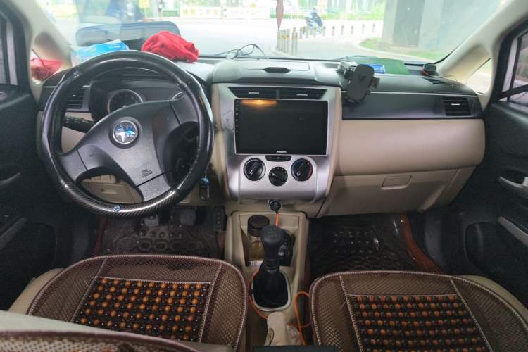 Used Venucia R50 2012 1.6L Manual Luxury Edition Center Console