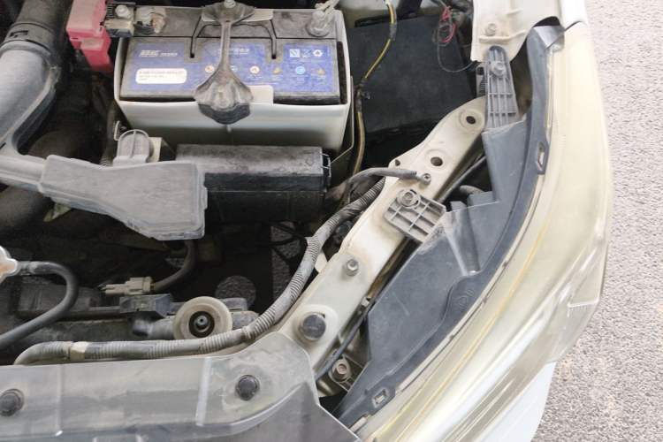 Used Venucia R50 2012 1.6L Manual Luxury Edition Engine Bay Left