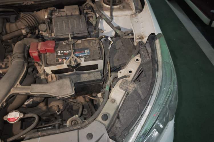 Used Venucia R50 2012 1.6L Automatic Prestige Edition Engine Bay Left