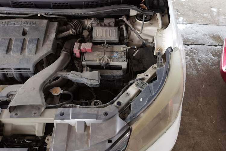 Used Venucia R50 2012 1.6L Automatic Prestige Edition Engine Bay Left