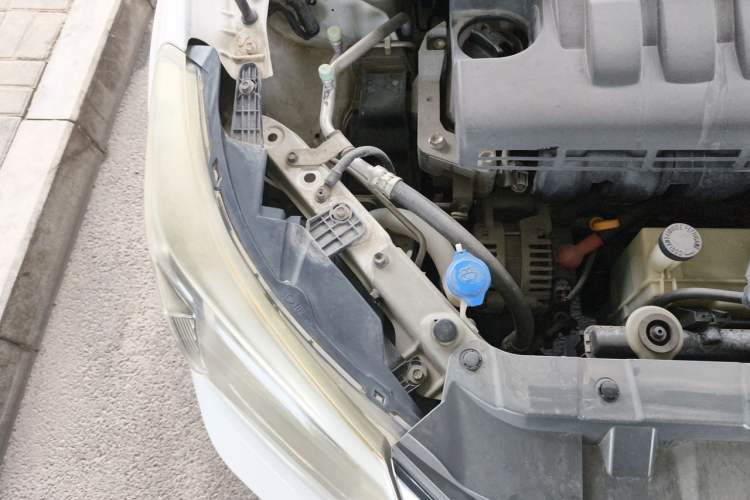Used Venucia R50 2012 1.6L Manual Luxury Edition Engine Bay Right