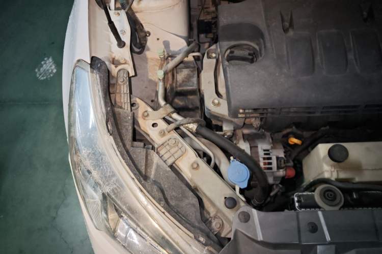 Used Venucia R50 2012 1.6L Automatic Prestige Edition Engine Bay Right