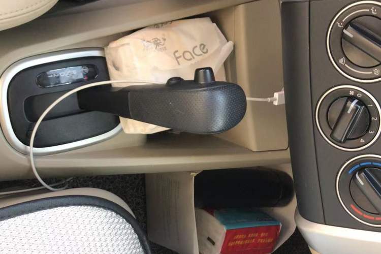 Used Venucia R50 2012 1.6L Automatic Prestige Edition Gear Lever
