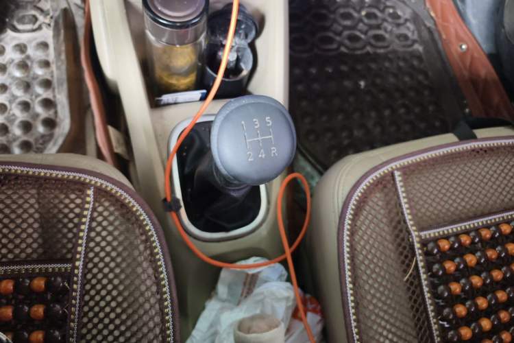 Used Venucia R50 2012 1.6L Manual Luxury Edition Gear Lever