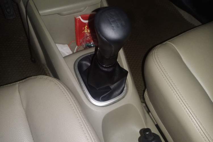 Used Venucia R50 2012 1.6L Manual Luxury Edition Gear Lever