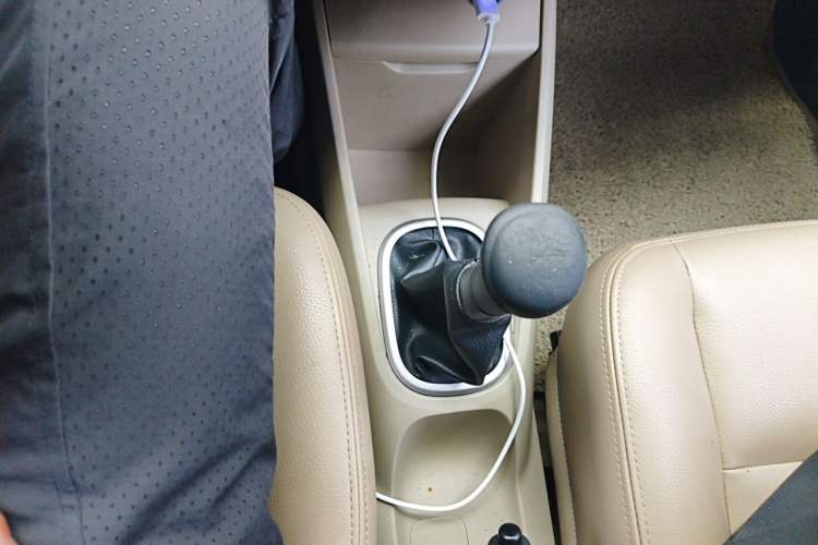 Used Venucia R50 2012 1.6L Manual Luxury Edition Gear Lever
