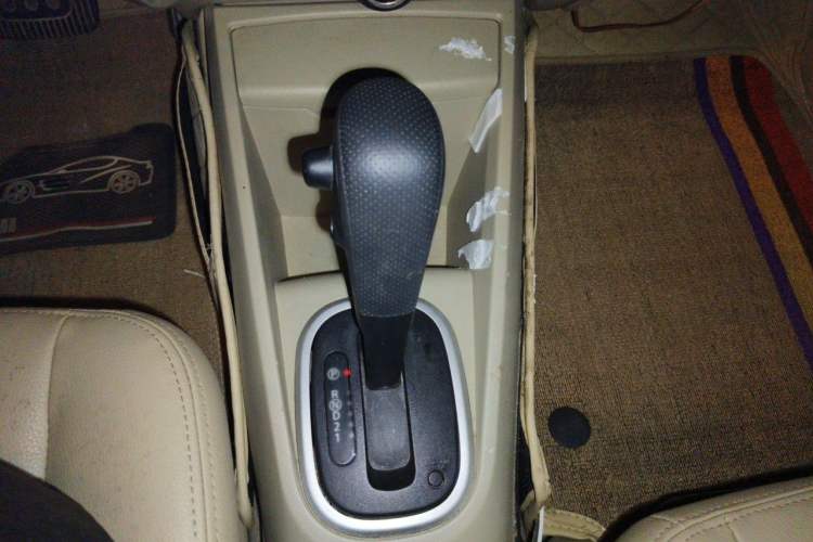Used Venucia R50 2012 1.6L Automatic Prestige Edition Gear Lever