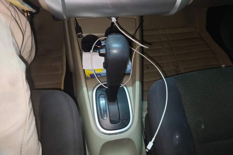 Used Venucia R50 2012 1.6L Automatic Comfort Edition Gear Lever
