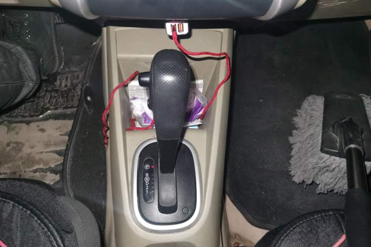 Used Venucia R50 2012 1.6L Automatic Comfort Edition Gear Lever