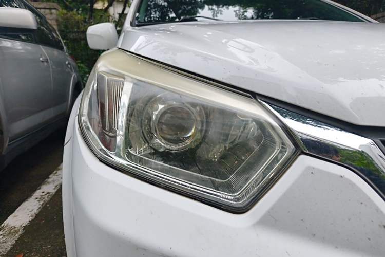 Used Venucia R50 2012 1.6L Manual Luxury Edition Right Front Headlight